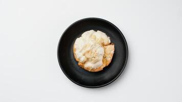 fraîchement cuit crème bouffées ou vanille éclairs avec crème et des noisettes Garniture isolé sur blanc Contexte photo