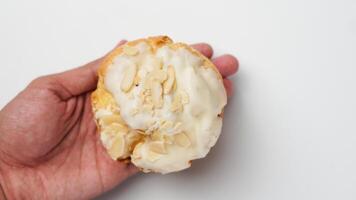 fraîchement cuit crème bouffées ou vanille éclairs avec crème et des noisettes Garniture isolé sur blanc Contexte photo