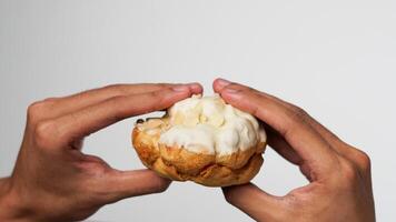 fraîchement cuit crème bouffées ou vanille éclairs avec crème et des noisettes Garniture isolé sur blanc Contexte photo