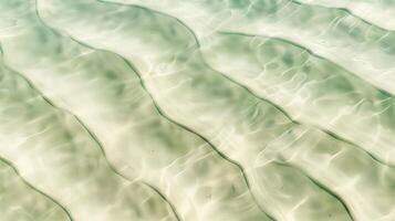 une texture de ondulations sur sable, avec petit vagues sur le surface, lumière vert teinte. photo