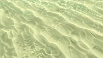 une texture de ondulations sur sable, avec petit vagues sur le surface, lumière vert teinte. photo