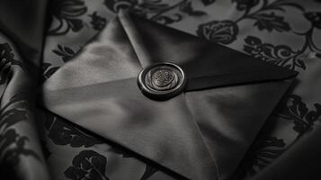 une luxueux noir enveloppe mensonge sur une richement texturé satin tissu Contexte. photo