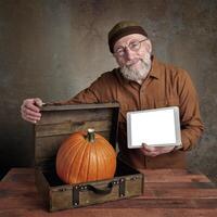 souriant Sénior homme avec citrouille photo