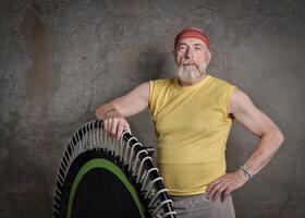 Sénior homme avec mini trampoline photo