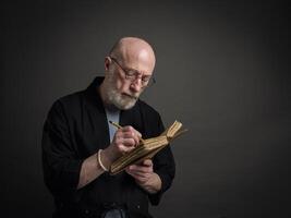 Sénior homme l'écriture une journal photo