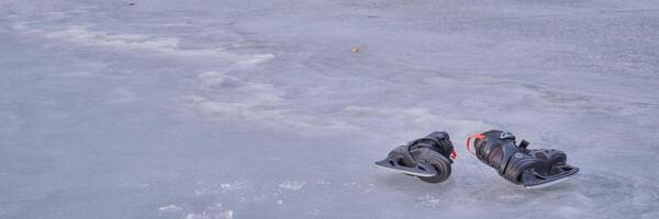 paire de Hommes la glace patins sur une congelé Lac photo