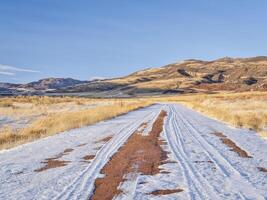 route de ranch de terre dans une vallée de montagne photo