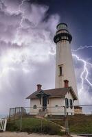 spectaculaire côtier phare en dessous de foudre tempête, Californie. photo