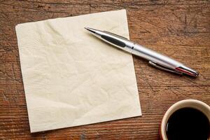 serviette de table, stylo et café photo