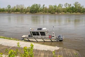 aluminium travail bateau à une rampe sur le Missouri rivière à vacillant, mo photo