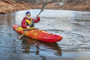 pagayer rivière kayak sur Lac photo