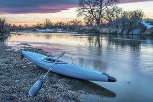 kayak et rivière à crépuscule photo