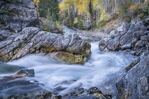 cristal rivière dans Colorado rocheux montagnes photo