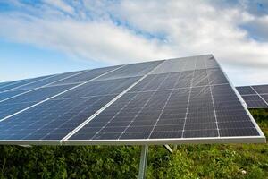 surface de solaire panneaux sur photovoltaïque Puissance gare. renouvelable énergie. vert technologie. alternative électricité source. photo