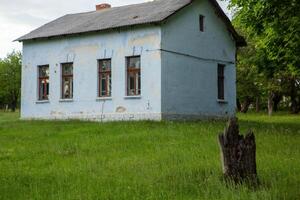 abandonné rural maison dans le république de Moldavie, village la vie dans est L'Europe  photo