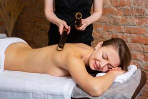 Jeune femme avoir une retour massage dans une spa salon. beauté traitement concept. photo