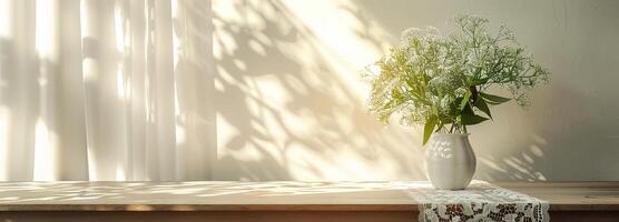 en bois table maquette avec blanc dentelle nappe de table et vase de blanc fleurs, parfait pour Accueil décor et mise en scène dans doux lumière avec nettoyer blanc Contexte photo