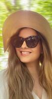 beauté, été vacances et mode, visage portrait de content femme portant chapeau et des lunettes de soleil, pour soin de la peau produits de beauté, crème solaire spf mode de vie Regardez photo