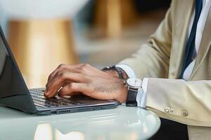 diligent homme d'affaire absorbé dans travail à le sien portable pendant une occupé Bureau heure photo