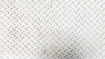 tôle d'acier blanche avec motif en losange en relief, utilisée pour les sols et les bâtiments industriels. plaque d'acier vintage blanc utile comme arrière-plan photo