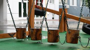 une cour d'immeubles de grande hauteur avec une grande aire de jeux moderne en bois et en plastique un jour d'été pluvieux sans personne. aire de jeux extérieure vide. un endroit pour les jeux d'enfants et les sports. photo