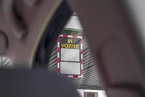 vi vozite vous conduisez un panneau d'avertissement vide en Slovénie. photo