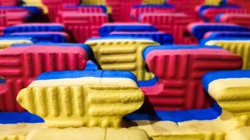 carreaux de sol en mousse de jeu orange bleu et rouge. sol en mousse, tapis dans la salle de jeux, au jardin d'enfants ou à la salle de sport. utilisation potentielle comme arrière-plan coloré avec espace de copie. photo