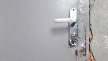 ancienne poignée de porte en métal sur une vieille porte. rouille sur la poignée de porte.