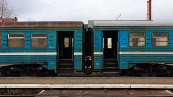 ukraine, yaremche - 20 novembre 2019. train à la gare sur fond de montagnes. wagons de chemin de fer uniques sur le quai de la ville de yaremche. ancien train de voyageurs diesel. gare de chemin de fer.