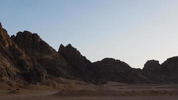coucher de soleil dans le désert en égypte. falaise de montagne dans le désert au coucher du soleil. nature et paysage. photo