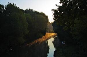 lever du soleil et brouillard dans magnifique Lac dans Moscou parc photo