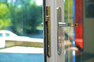 porte avec le verre et le fermer à clé photo