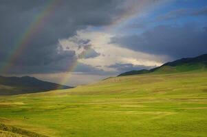 arc en ciel après le orage dans le montagnes de Almaty Région nationale parc assy photo