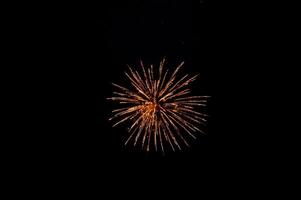 feux d'artifice dans le ciel nocturne photo