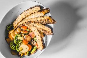 assiette servie avec légumes et tempeh photo