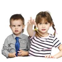 frère et sœur dans le studio photo