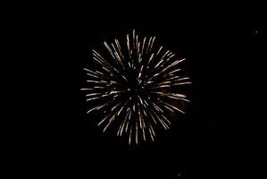 feu d'artifice de couleur dans le ciel nocturne photo