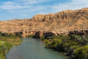 charyn rivière dans canyon avec rochers dans kazakhstan photo