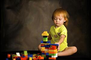 petit fille pièces avec le designer photo