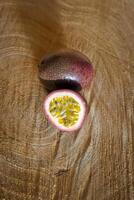 juteux de passion fruit sur en bois Contexte photo