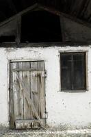 vieux cabanon avec le en bois porte photo