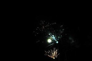 feu d'artifice de couleur dans le ciel nocturne photo