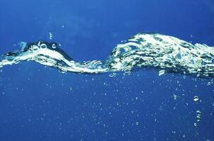 Frais l'eau avec vagues et bulles photo