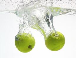 une série, pommes vertes dans l'eau photo