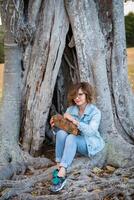 mode coup de une magnifique boho style fille sur la nature Contexte. bohème, hippie. photo