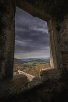 vue par le fenêtre de hukvaldi Château photo