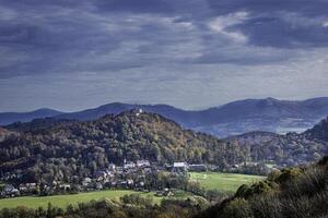 une vue de le l'automne paysage autour hukvaldi Château photo