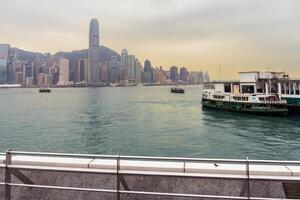 Hong Kong, mars 25,2019-personnes ambulant sur le rue de étoile sur le victoria port pendant une nuageux journée photo