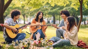 ai génératif de bonne humeur Jeune gens ayant pique-nique fête en plein air content copains groupe ayant amusement en chantant et en jouant guitare ensemble relation amicale concept photo