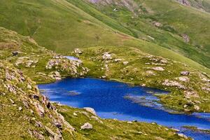 serein beauté Montagne paysage avec petit bleu Lac dans Saint Sorlin d'Arves, savoie photo